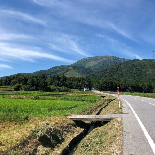 Japanese countryside road field mountains blue skies 夏 青い空 田舎 山 車